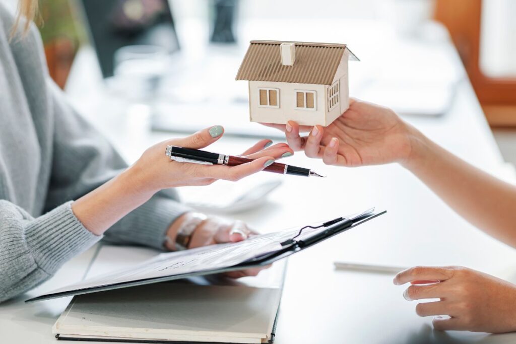Un agent immobilier reçoit une cliente