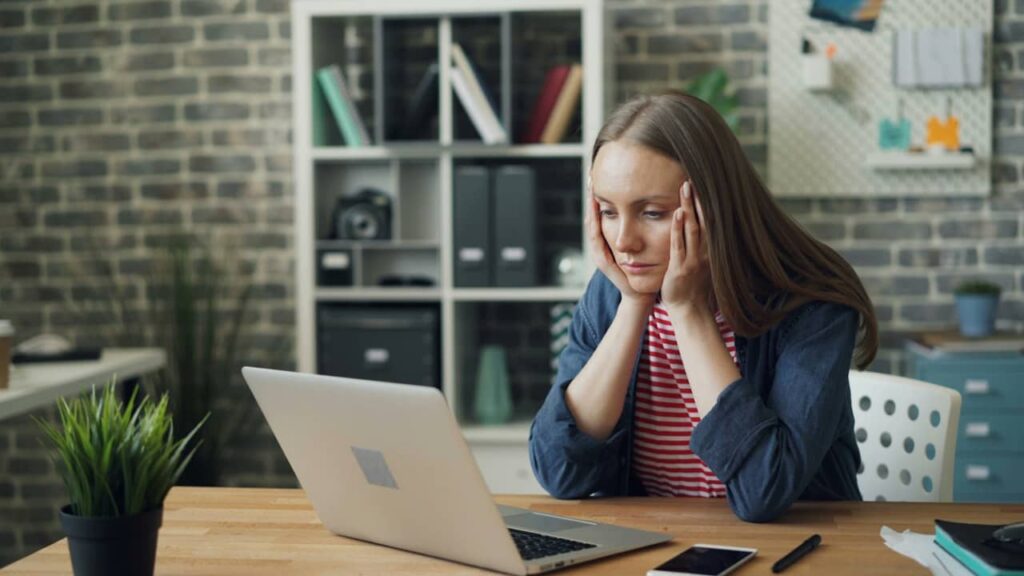femme triste devant ordinateur