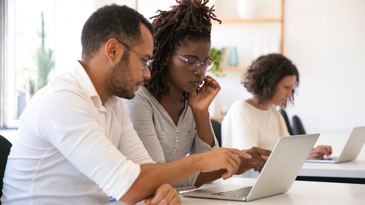 élèves étudiant travail collectif