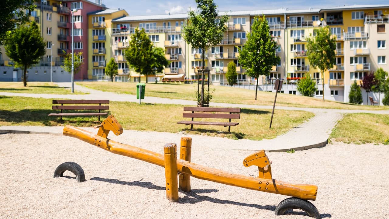 immeuble hlm habitation aire de jeux enfants