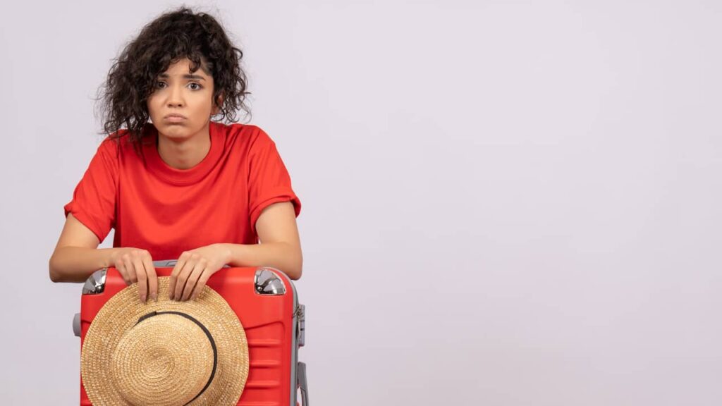 femme inquiète stressée valise