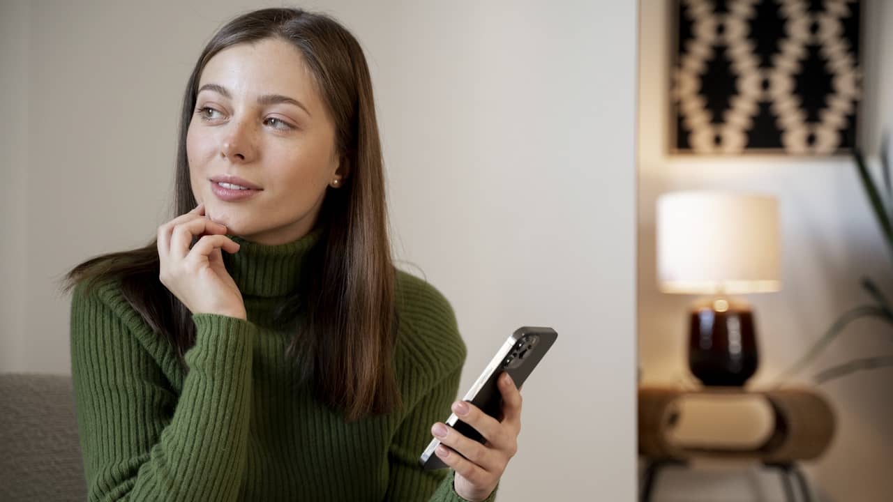 femme réfléchit sms message