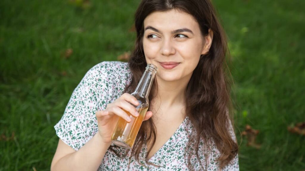 femme boisson vinaigre de cidre
