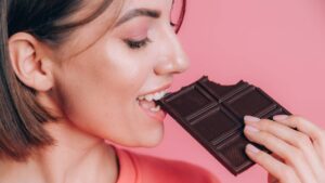 femme mange chocolat