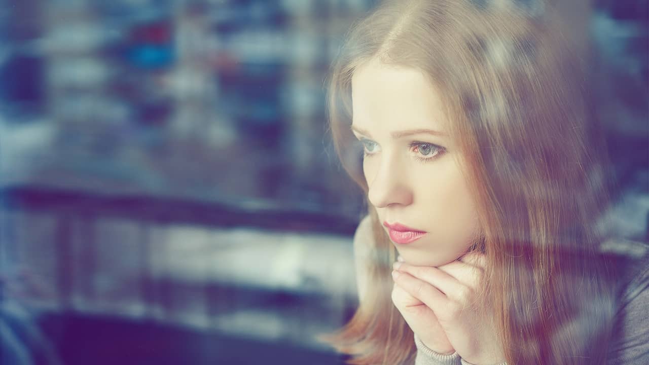 femme melancolique fenetre melancolie