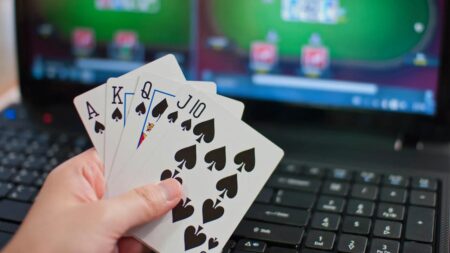 Le poker en ligne : un univers captivant à découvrir