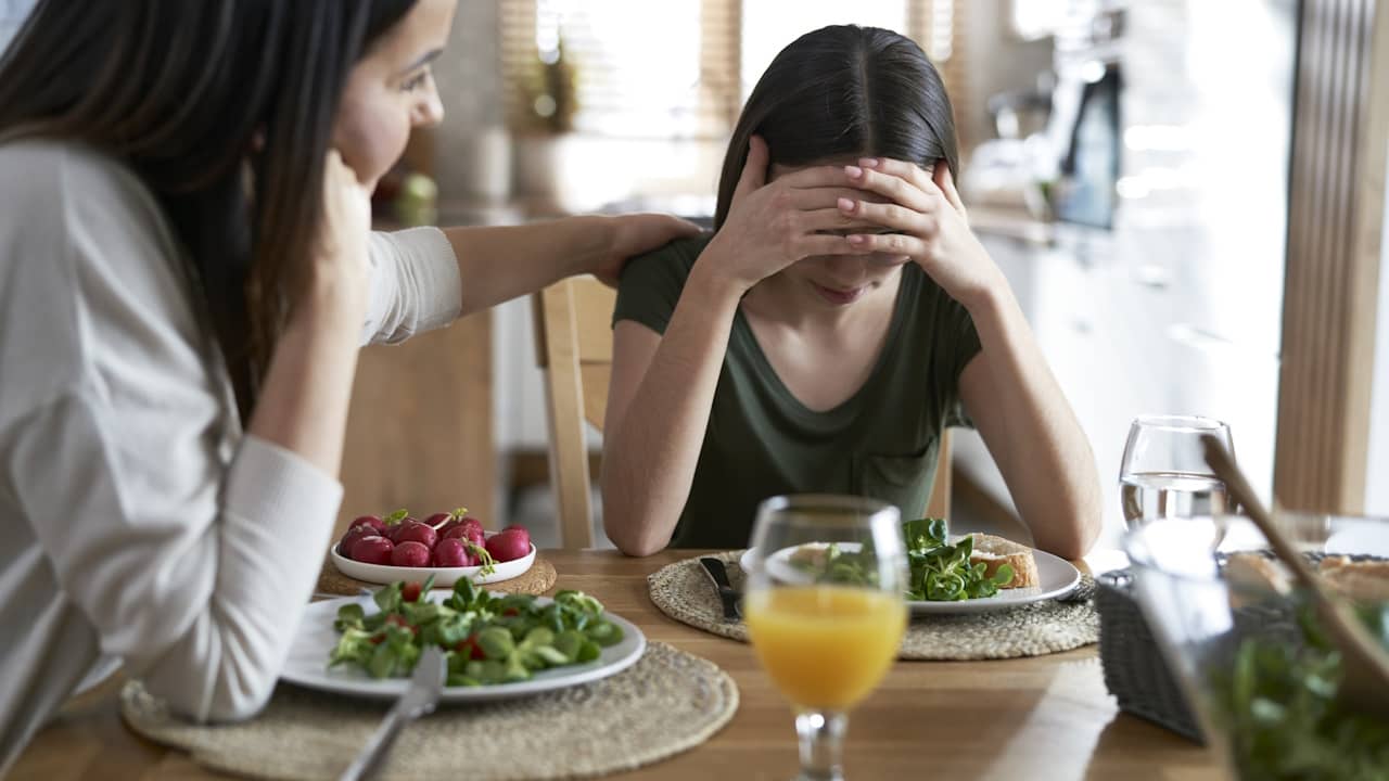 trouble comportement alimentaire mère soutien fille assiette nourriture