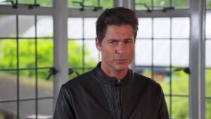 Rob-Lowe-dans-You-Me-and-the-Apocalypse (1)
