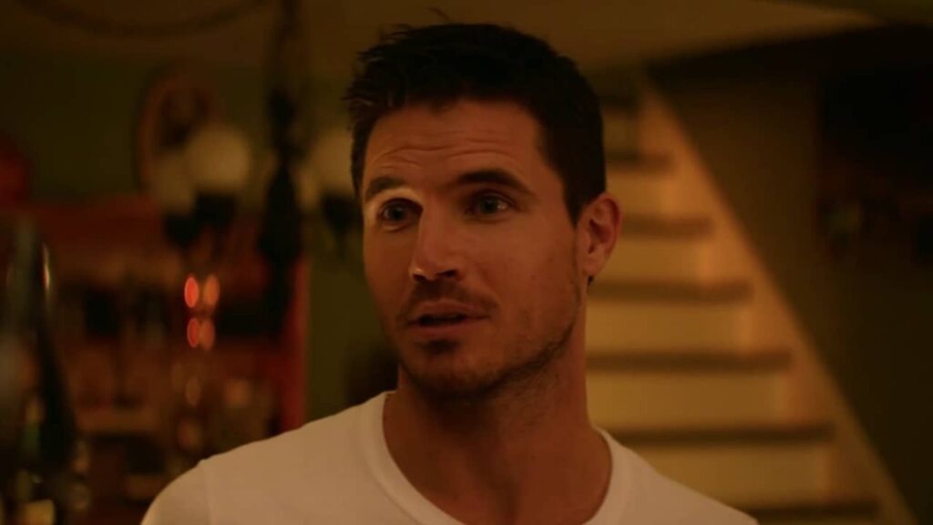 Robbie-Amell-Resident-Evil-Scene (1)