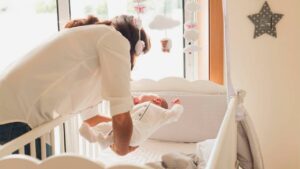 Bébé hurle quand on le couche : les vraies raisons