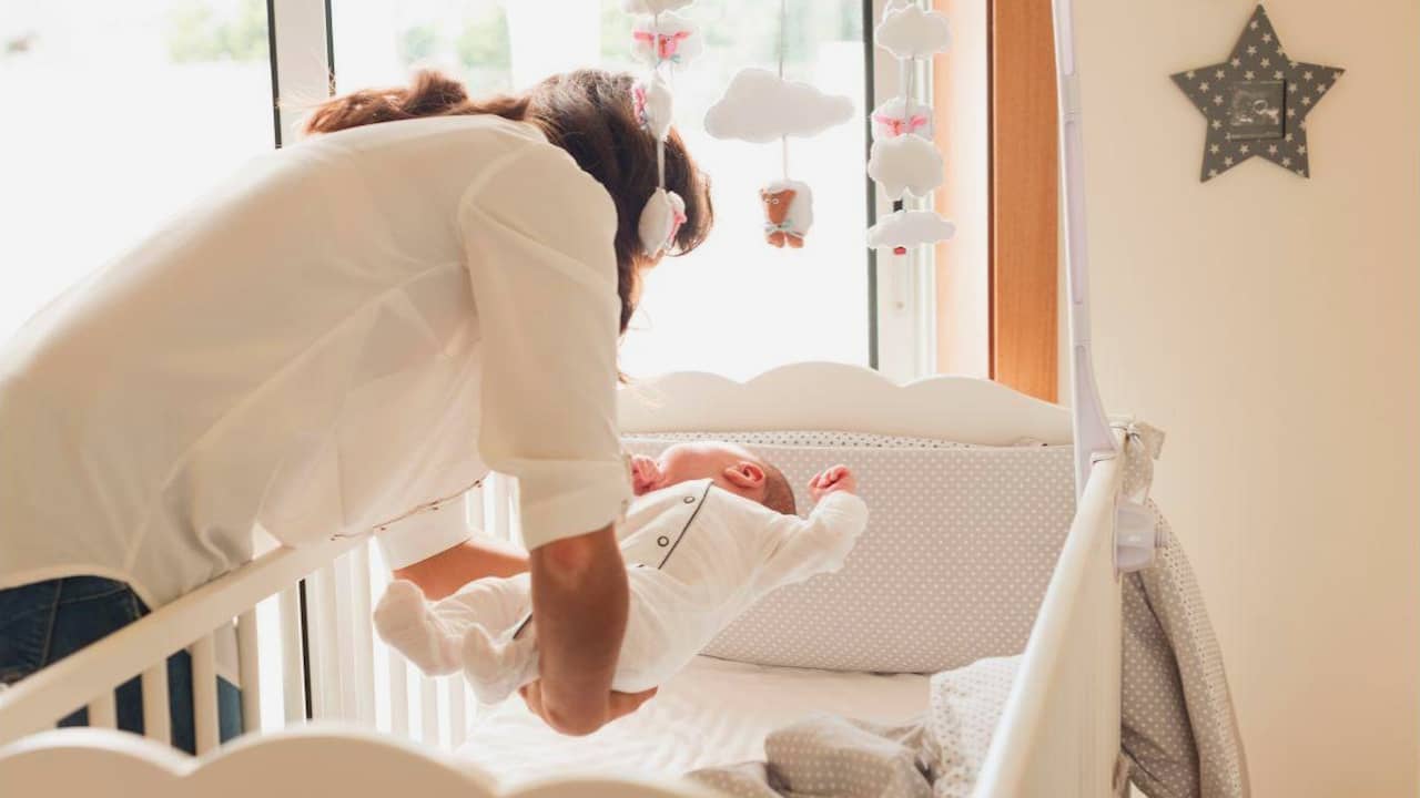 Bébé hurle quand on le couche : les vraies raisons