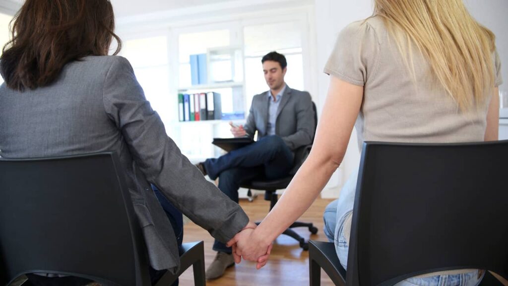 couple deux femmes tiennent main
