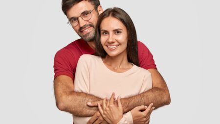 couple femme homme serre bras