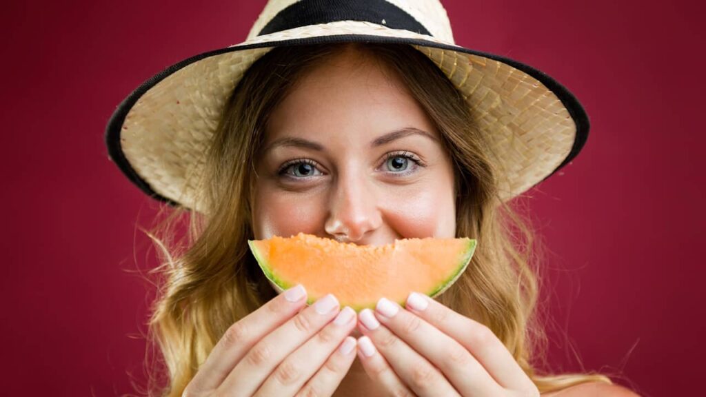 femme mange melon
