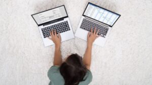 femme working girl deux ordinateurs