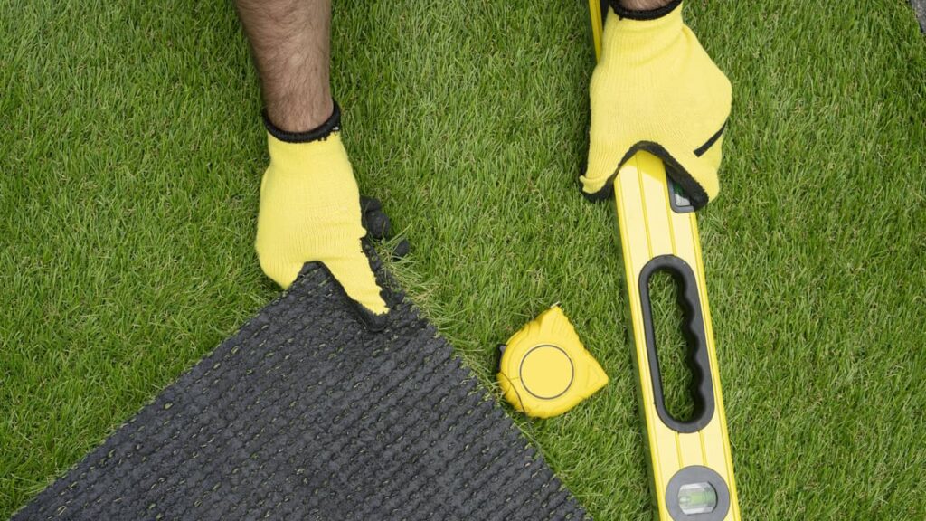 gazon synthétique regle dalle gants jaunes