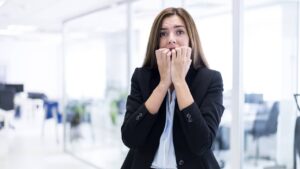 working girl femme travail entreprise peur