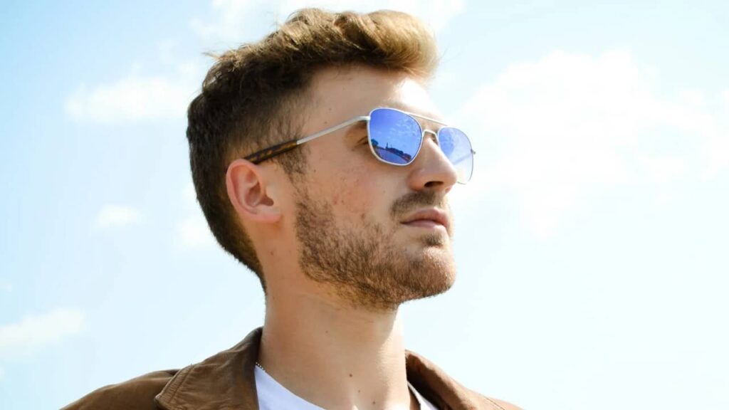 homme lunettes de soleil