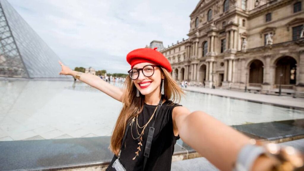 touriste Louvre Paris
