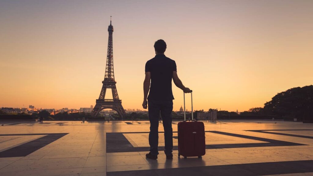 touriste avec sa valise à Paris