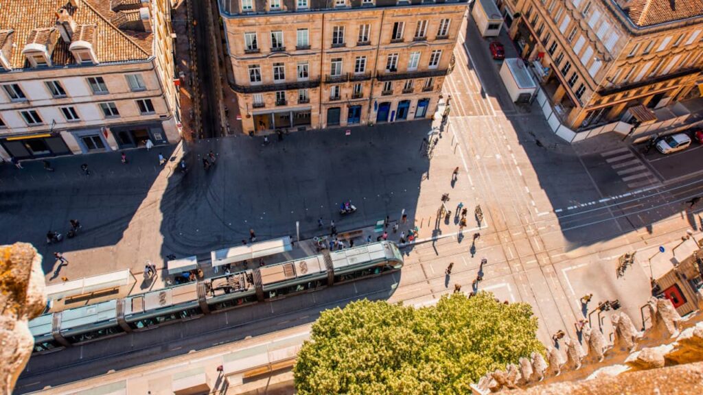 Vivre et travailler à Bordeaux : un choix stratégique pour les jeunes actifs