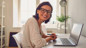 Comment concilier travail sur écran et forme physique au quotidien ?