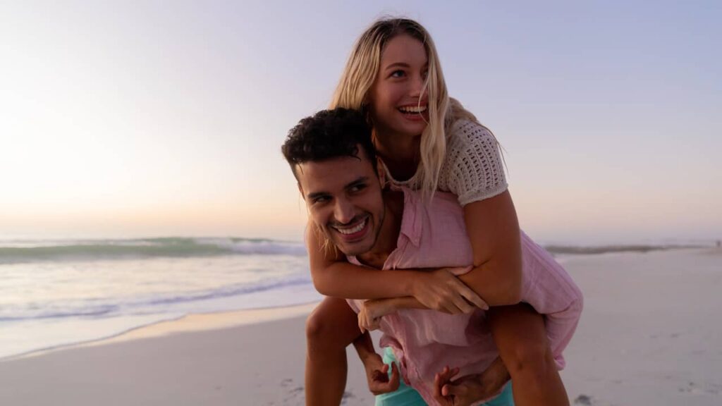 femme homme couple amoureux rigole plage