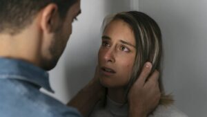 femme triste homme manipulateur
