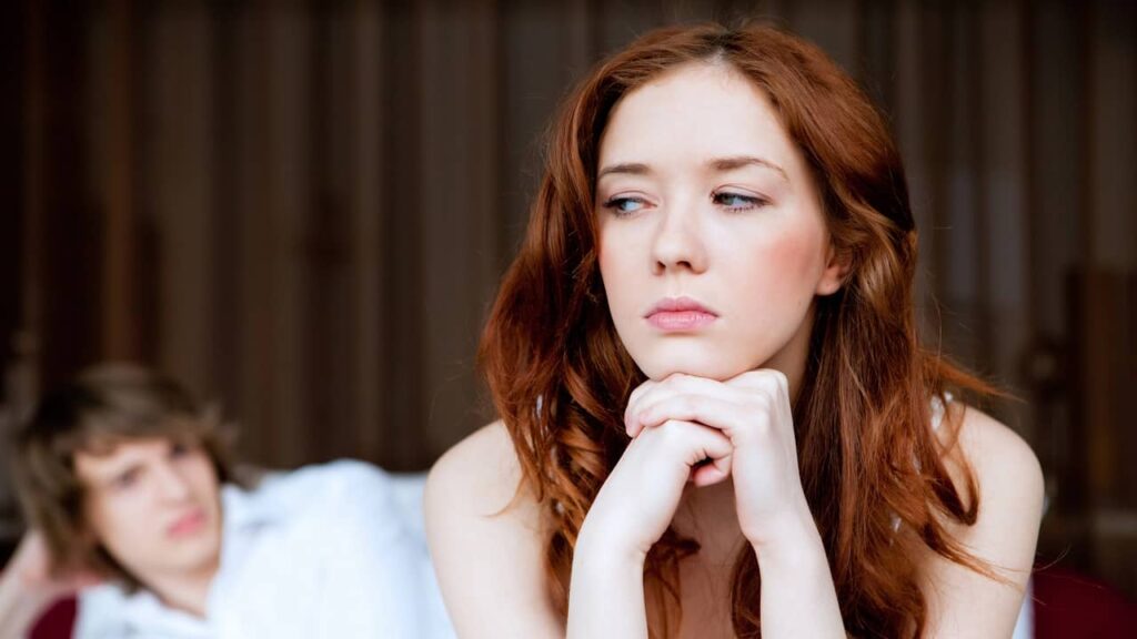 femme triste homme regarde