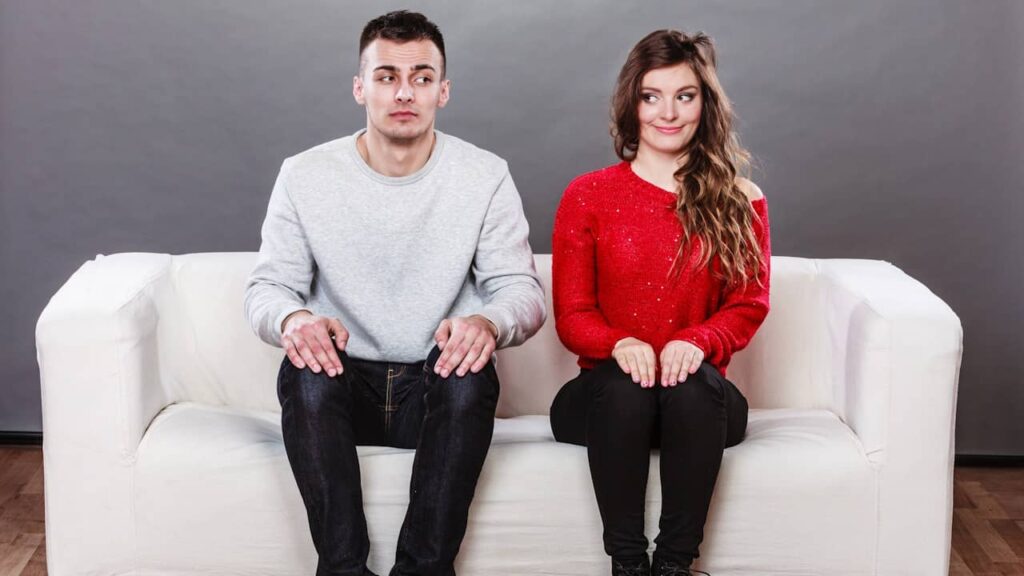 homme timide femme canape
