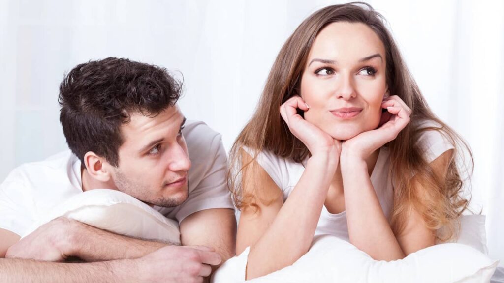 homme timide regarde femme