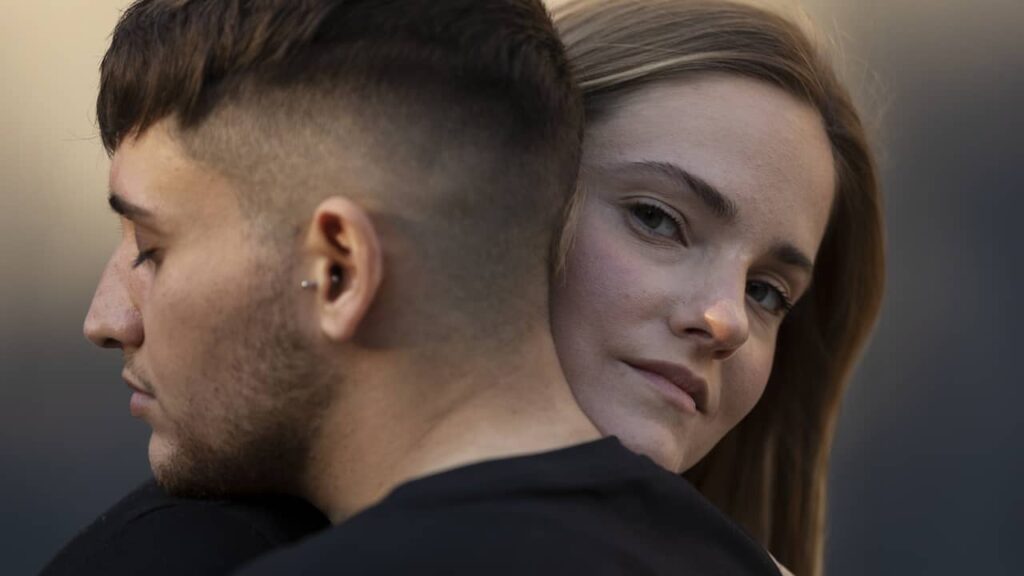 couple enlace femme regard puissant