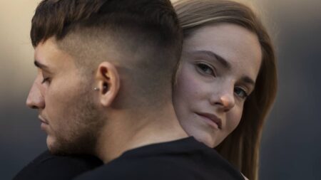 couple enlace femme regard puissant