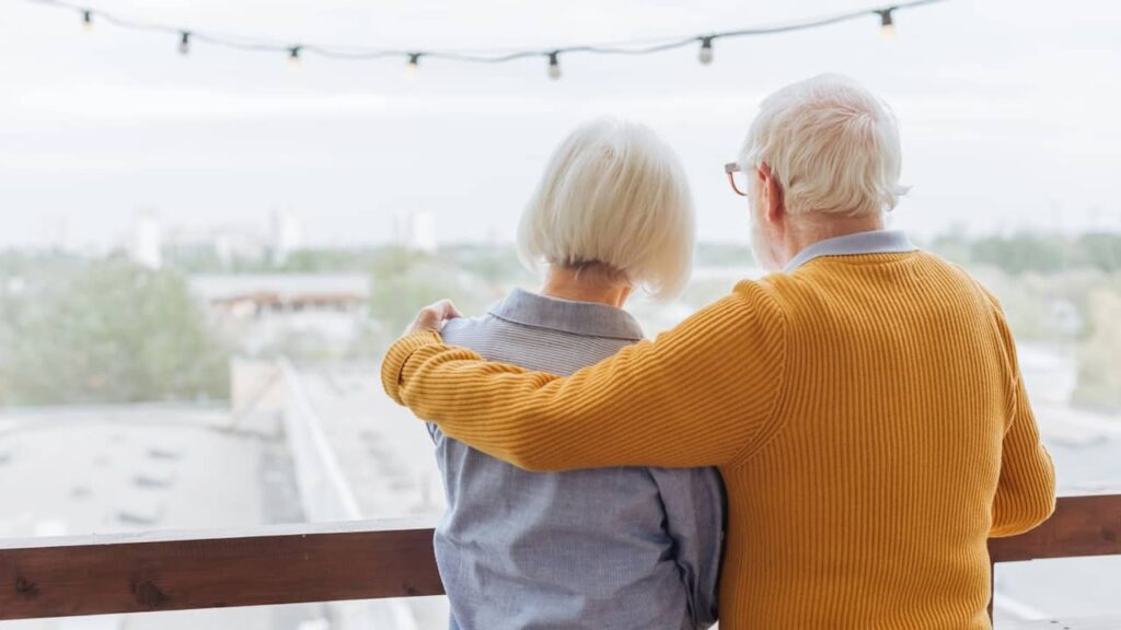couple senior regardant au loin