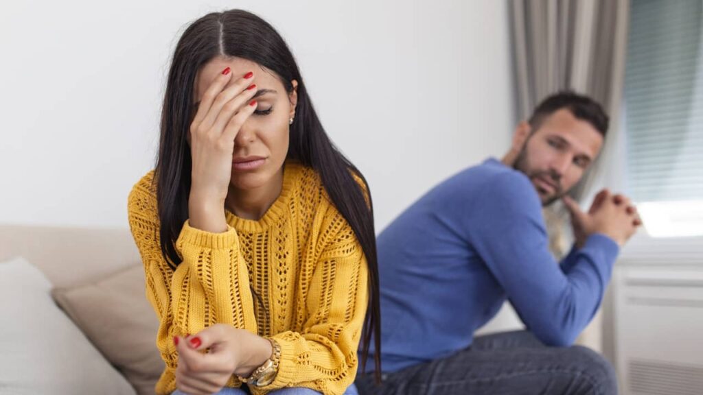femme agacée triste homme derriere
