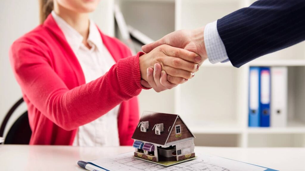 femme agence immobilière plan maison