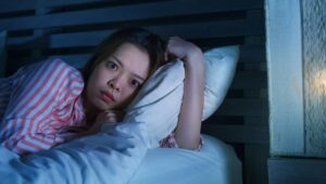 femme nuit surprise reveille cauchemar