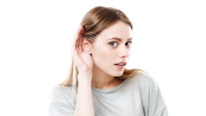 femme oreille gauche siffle