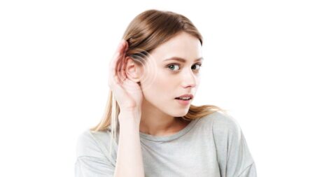 femme oreille gauche siffle