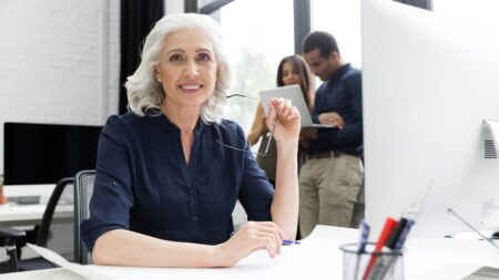 femme senior entreprise travail