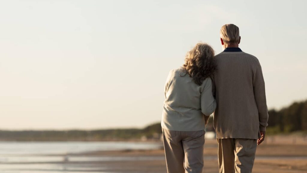 couple senior retraite mer