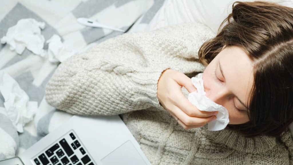 femme malade ordinateur