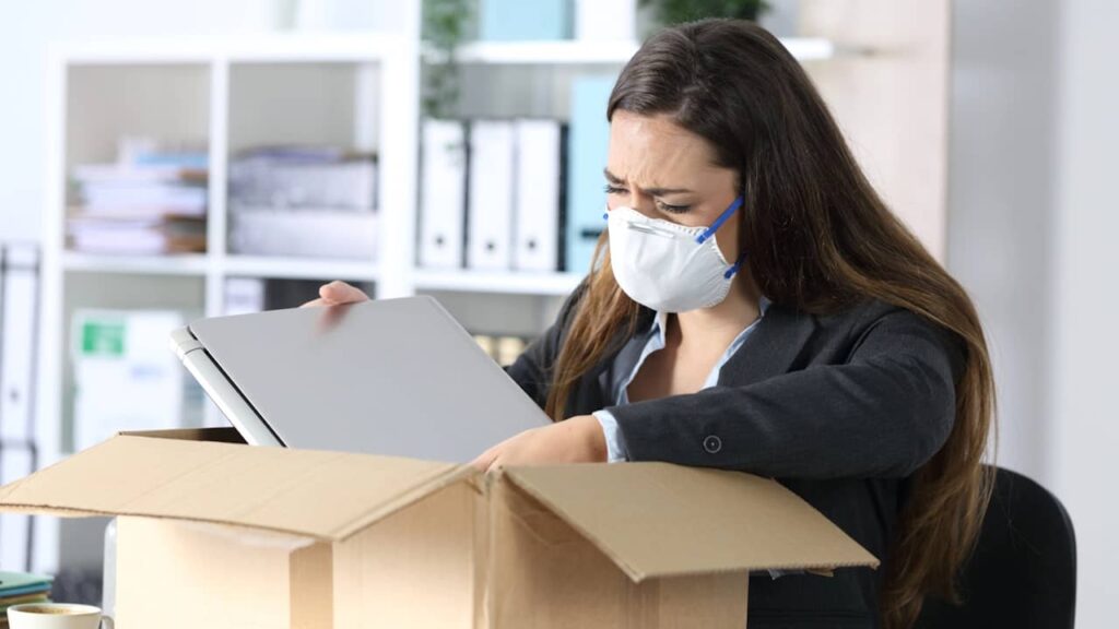 femme triste licencié démission carton