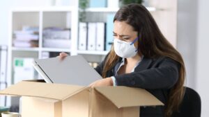 femme triste licencié démission carton