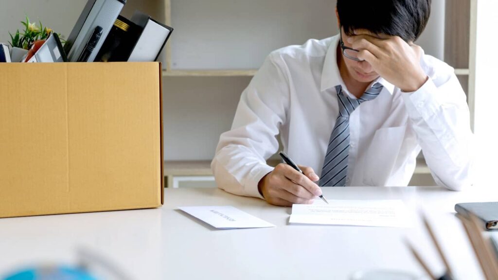 homme travail signe document carton demission