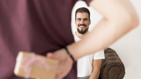 Offrir à un homme qui a déjà tout : l’art du cadeau symbolique et unique cadeau homme