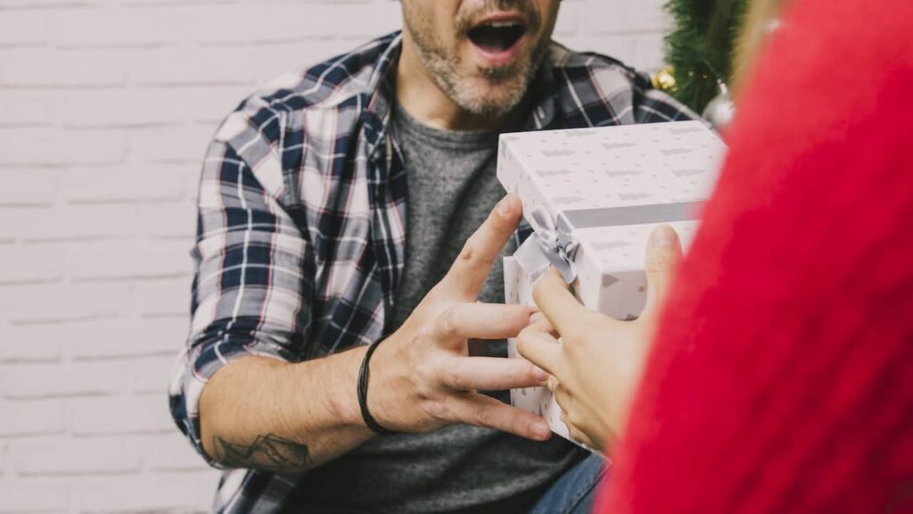 homme ouvre son cadeau