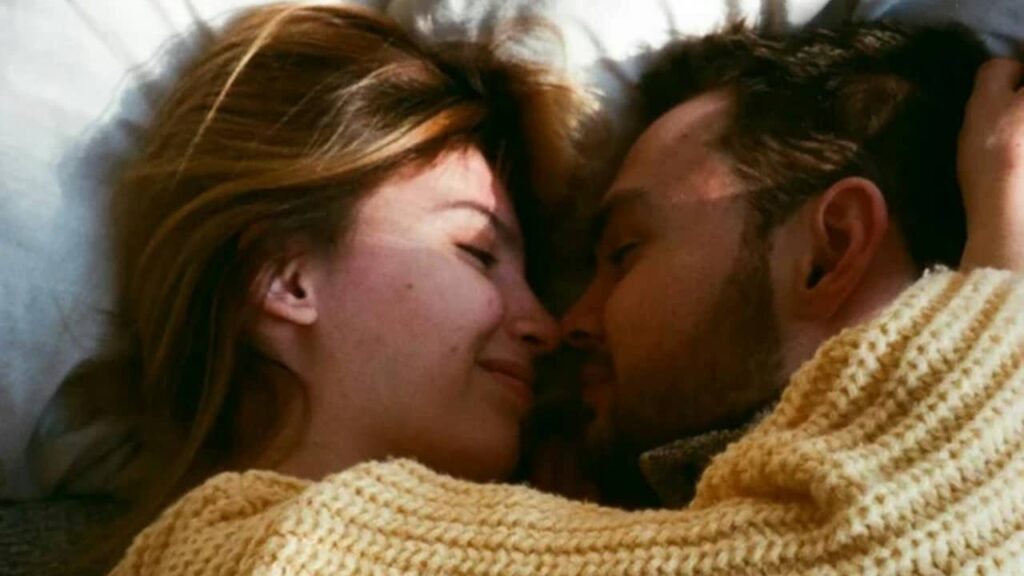 Couple heureux : et si le secret se cachait dans les petites attentions quotidiennes ? Couple-heureux-attentions (1)