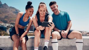 Comment les clubs sportifs utilisent les réseaux sociaux pour maintenir l’engagement des fans au-delà du match ?