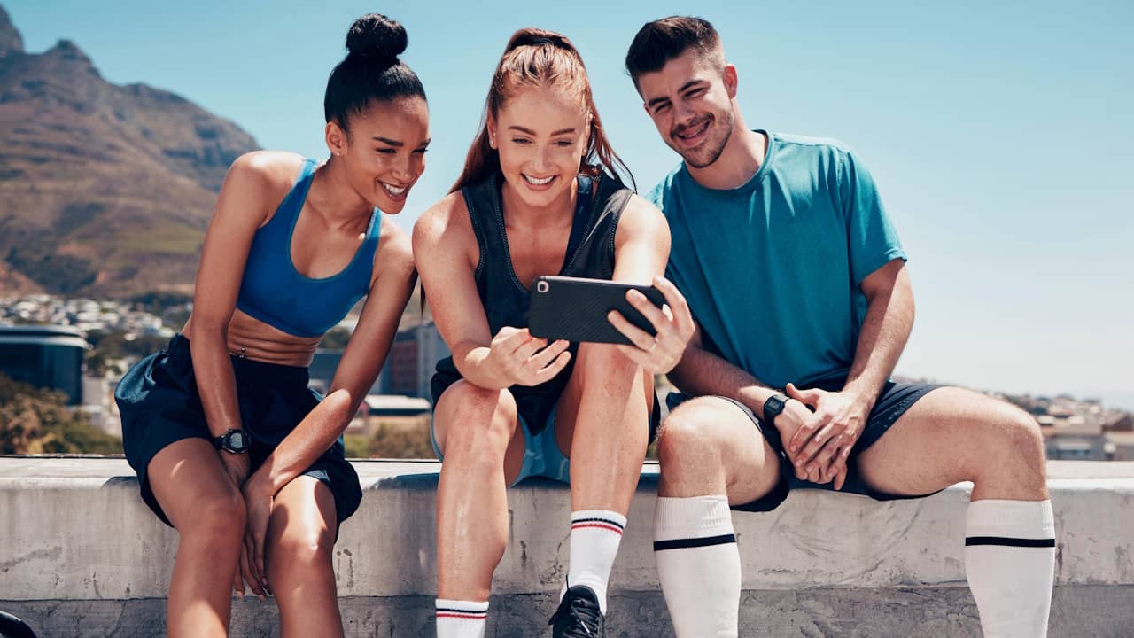 Comment les clubs sportifs utilisent les réseaux sociaux pour maintenir l’engagement des fans au-delà du match ?